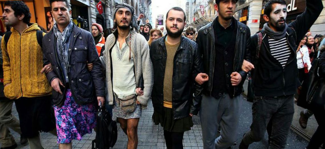 Hombres protestan con minifalda contra la violencia machista en Turquía