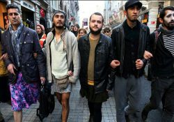 Hombres protestan con minifalda contra la violencia machista en Turquía
