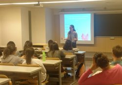 Estudiantes de medicina debaten sobre la copa menstrual y los prejuicios sobre la sexualidad femenina