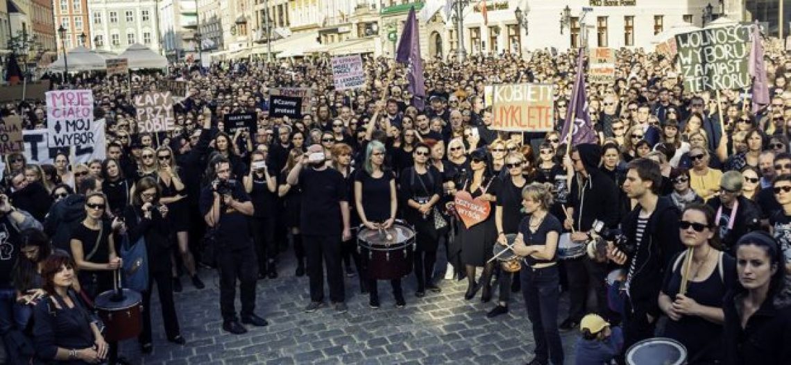 Entrevista a Justyne, activista de la “protesta negra” por el derecho al aborto en Polonia