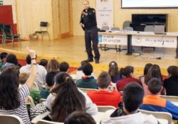 “Las mujeres son más débiles”, policía sobre violencia machista en charla escolar
