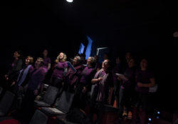 “Volem pa, volem roses”: coristas interpretan Pan y Rosas en catalán