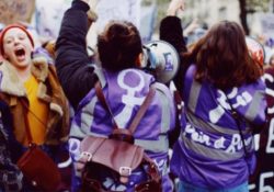 Gran cortejo de Pan y Rosas en la masiva manifestación de mujeres en París