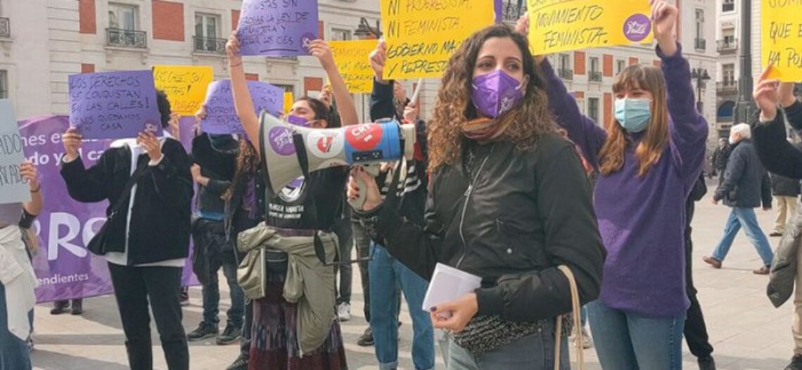 Cientos de mujeres, estudiantes y jóvenes desafían la prohibición y se concentran en Puerta del Sol