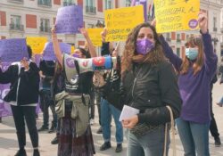 Cientos de mujeres, estudiantes y jóvenes desafían la prohibición y se concentran en Puerta del Sol