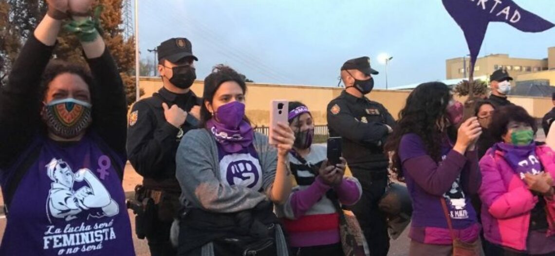 VIDEO | “El carcelero eres tú”: espectacular performance frente al CIE de Aluche