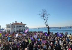 Mujeres protestan por la salida de Turquía del tratado contra la violencia de género