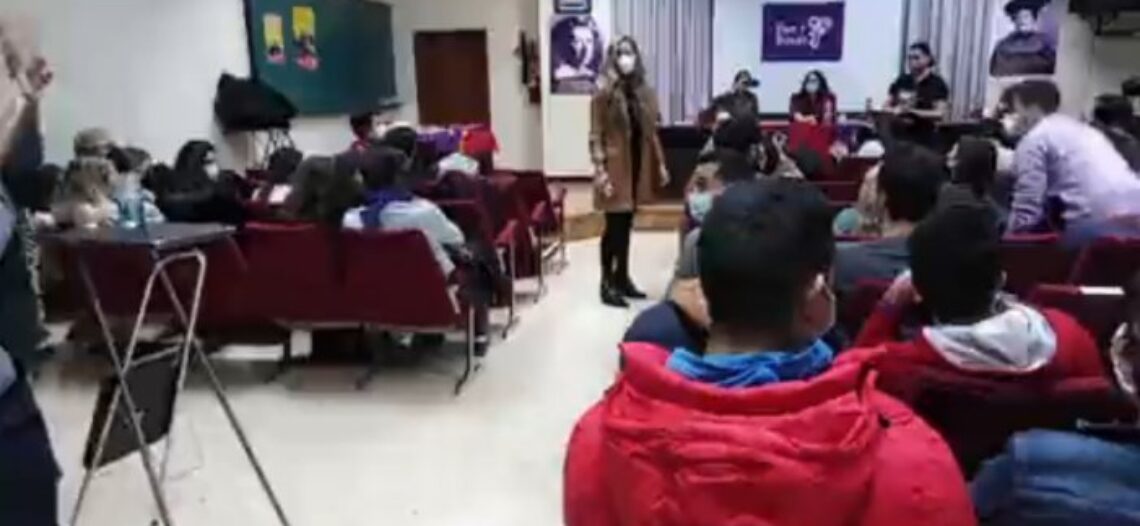 Malena Contestí (exdiputada de VOX) intenta reventar charla de feminismo junto a un grupo de derecha y son expulsados